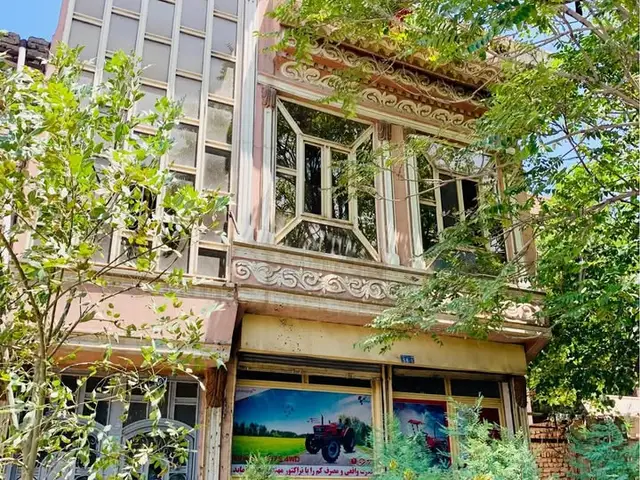 ملک تجارتی سه طبق فروشی