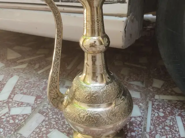 آفتابه برنجی و دیکوری