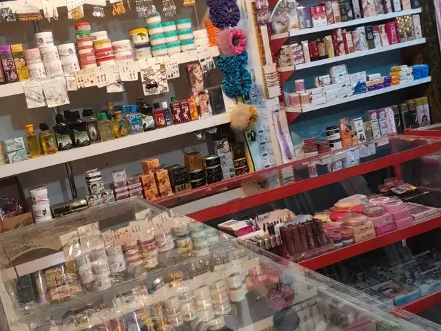 تمام لوازم دوکان بزازی به فروش میرسد.